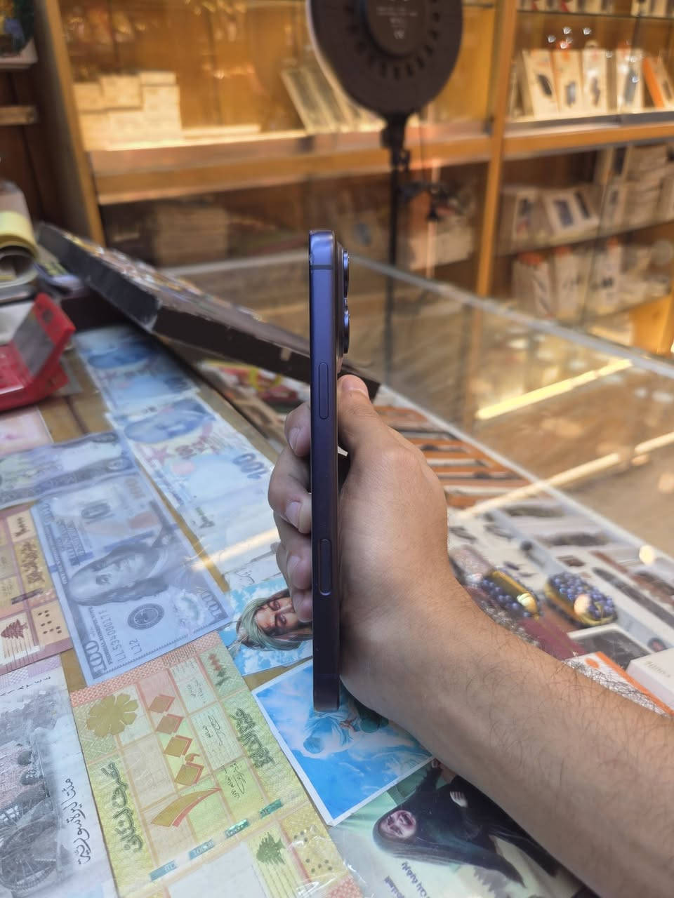17 pro max 
512 
92 
za سيمكارت 
لون نيلي 
كامل ملحقاته 
مفعل بشهر ال10 
الجهاز بي سكراش بالشاشه 
سعره بسعر ال256 
1650 الف 
***********
