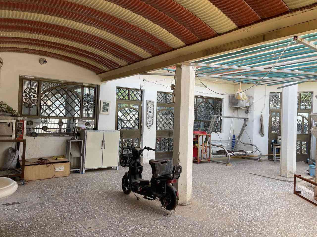 العنوان بابل  الكفاءات خلف شارع المهندسين
تفاصيل 
طابق الاول 
غرفتين + صالة  +هول+مطبخ حار وبارد ومجمع صحيات 
الطابق الثاني 
3 غرف نوم ومجمع صحيات + مخزن صغير 
وصحيات خارجية 
***********
