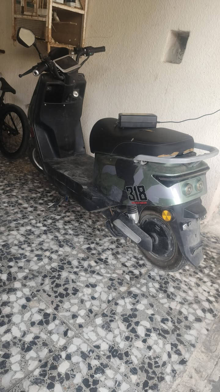 دراجه شحن نوع ٣١٨ يحتاج بطاريات نص عمر السعر ٣٥٠ ألف مع هورن جديد و دسكات جديد وريموت و سويج إضافي غير مستخدم بيه نقص السويج عاطل فقط عنواني زيونه ***********
