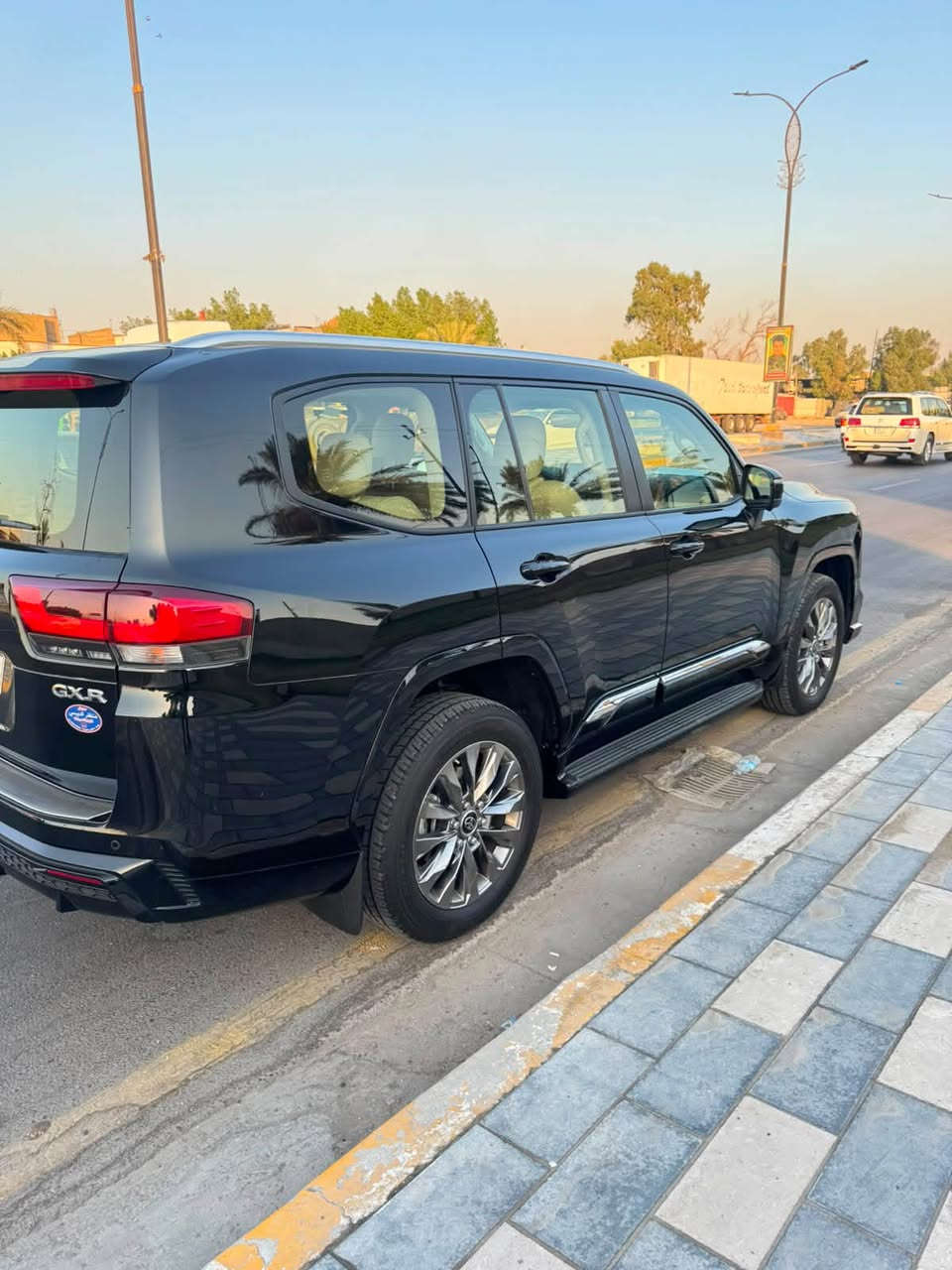 السلام عليكم
تويوتا لاندكروز ٢٠٢٤ بريم اصل لمتدد بغداد 

ماشيه (١٠٠٠٠) حقيقي مكفوله كفاله عامه من كلشي
ضربه صبغ تبديل حالوب شخط رصعه مكفوله من كلشي
مغلفه ppf بلكامل

مواصفات
بصمه ابواب
فتحه سقف
٦ سلندر ٤٠٠٠ تنفس طبيعي
كراسي جلد 
كراسي كهرباء
كراسي تبريد
باب خلفي كهرباء
حساس امامي خلفي
٤ كامرات
شاحن واير ليس
تشغيل عن بعد
سايد بريك كهرباء
4 ويل دفع رباعي
باقي المواصفات معروفه

مكان السياره بغداد

السعر ٦٩٠٠٠$

للاستفسار ***********
