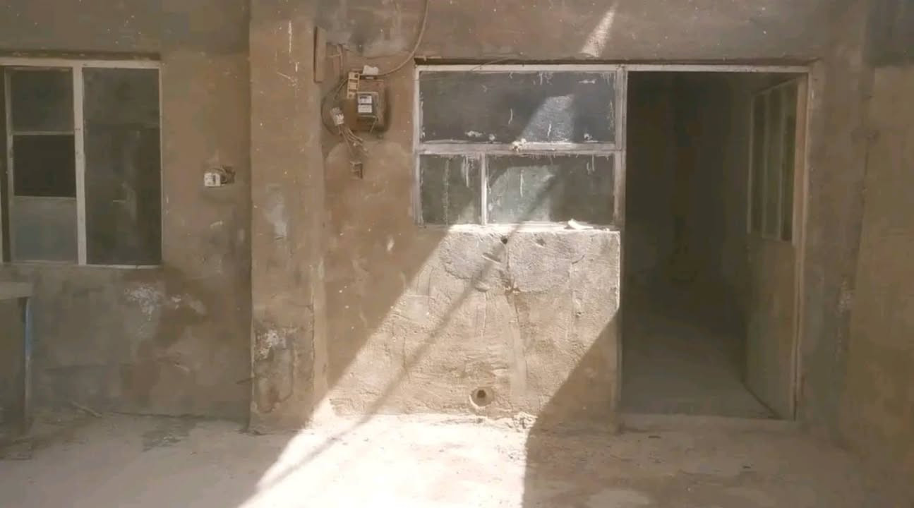 بيت للبيع في قضاء الكفل شارع ام البنين موقعة ركن قرب أسواق حاكم مساحة البيت ٢٢٠م بناء قديم يحتوي على غرفتين وصالة ومطبخ واستقبال كبير وصحياة خارجية البيت معرض بسعر ٤٠مليون قابل للتفاوض الاتصال على الرقم ***********

