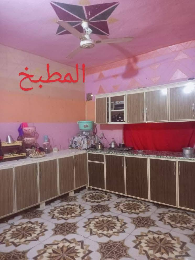 🚨 فرصة ممتازة – بيع مستعجل 🚨
دار للبيع  – إمكانية بيع المنزل بالكامل أو التجزئة (حسب الرغبة)

​المساحة الكلية: 600 متر مربع

​الموقع: حي المنتظر –  الشيخ حربي (يبعد 20 متراً فقط عن الشارع العام)

​تفاصيل ومواصفات الدار:

​غرف النوم: 3 غرف واسعة

​الاستقبال: استقبال خارجي بمدخل خاص (4×12 م)

​المطبخ: (4×5 م)

​الكولدور: (4×4 م)

​المرافق الصحية: صحيات داخلية + صحيات خارجية

​المساحات الخارجية: 

​كراج سيارات كبير (8×10 م)

​حديقة رقم 1 (10×5 م)

​حديقة رقم 2 (2×8 م)

​منور يدور على داير الدار بالكامل

​الخيارات: أبواب ومداخل مستقلة (باب خاص للاستقبال + باب خاص للعائلة)

​📞 للتواصل والاستفسار:

​واتساب أو خاص: ***********

نص مكتوب في الصور:
- ديوانيه داخليه
- الصالالة الداخلية
- المطبخ