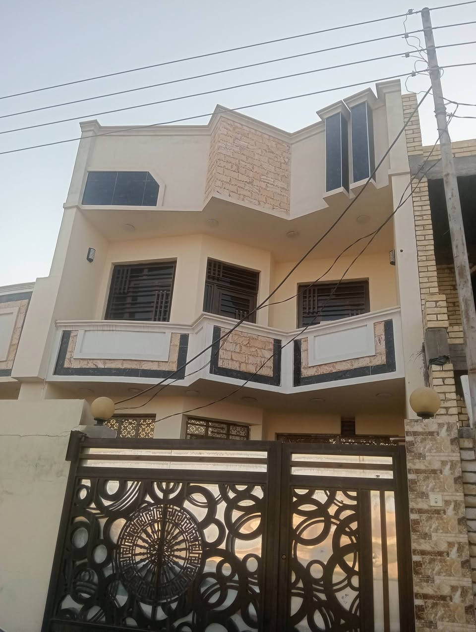بيت للبيع الشهداء مربع جامع الأنبياء   مساحه 125  طابقين بناء حديث امام البيت حديقه  ونافذ ع شارع اربعين .رابع دار عن شارع 40 السعر 127مليون  للاستفسار الاتصال ع *********** ...
