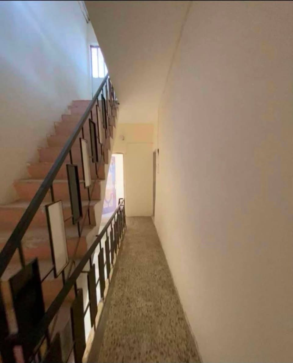 بيت طابقين للإيجار 🔴
الموقع:الجنينه📍
نظيف. تجاري او عوائل
مساحة175م 

يتكون من:
•5غرف نوم
 • صالة 
 • مطبخ 
 • صحيات
 • استقبال

السعر :(مليون دينار قابل للتفاوض🔴)

للاستفسار:
*********** 
***********
