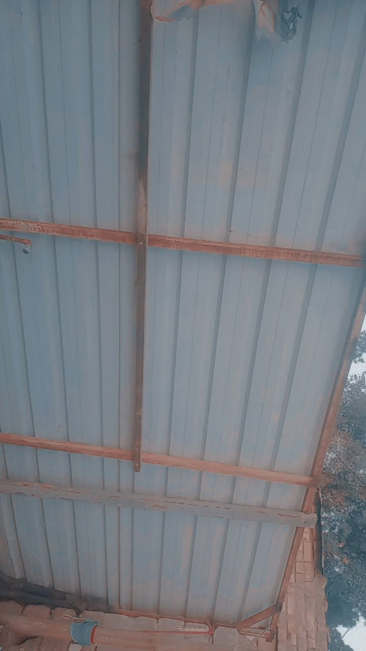 سلام عليكم بواري سقفيه حديد البيض عدد 5 طول 3/ونص وشخاط الثقيل عدد 5 نفس طول البواري وسقيفه تسكام الاصلي مسويه سياج 5×2/ ونص الاتصال علرقم او وساب ***********
