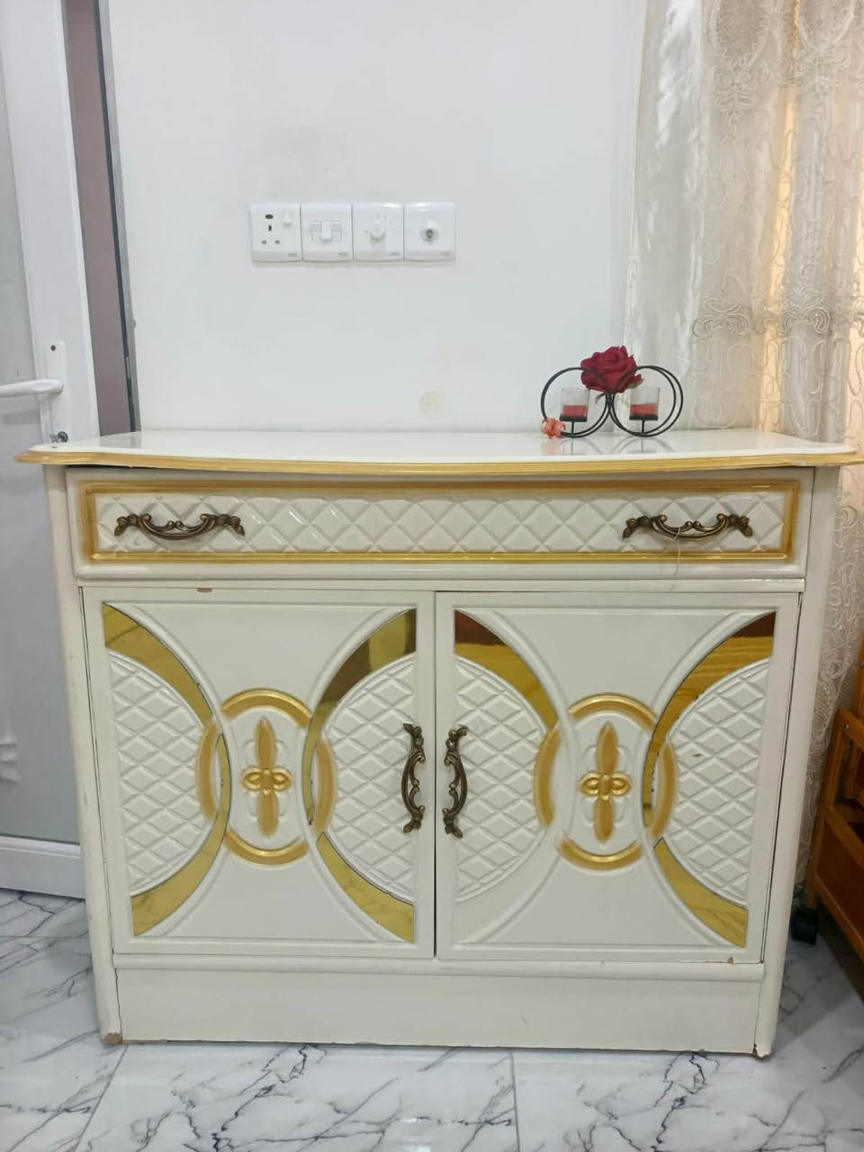 سلام عليكم
غرفه أخشاب حطاطه درجه اولى صبغ حراري 
بلحقيقه احلى من الصور 
عنواني عوينات 
سعر ع الخاص او الاتصال ***********
