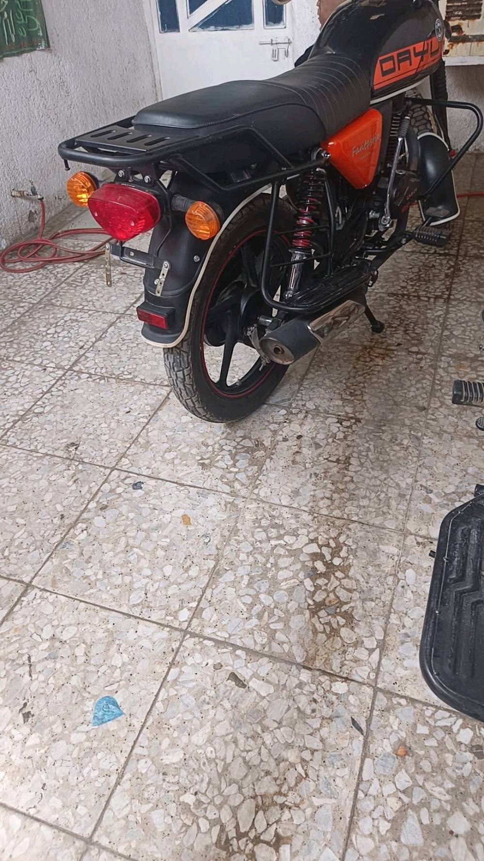 دايوان جبلي ماشيه 12الف كم
رقم سنويه بغداد تحويل ثاني يوم
دراجه جديده و نضيفه+اكو ضربه بل تانكي ضربة طابوكه
السعر . 3000000.(ثلاث ملايين) 
رقم الهاتف. ***********
