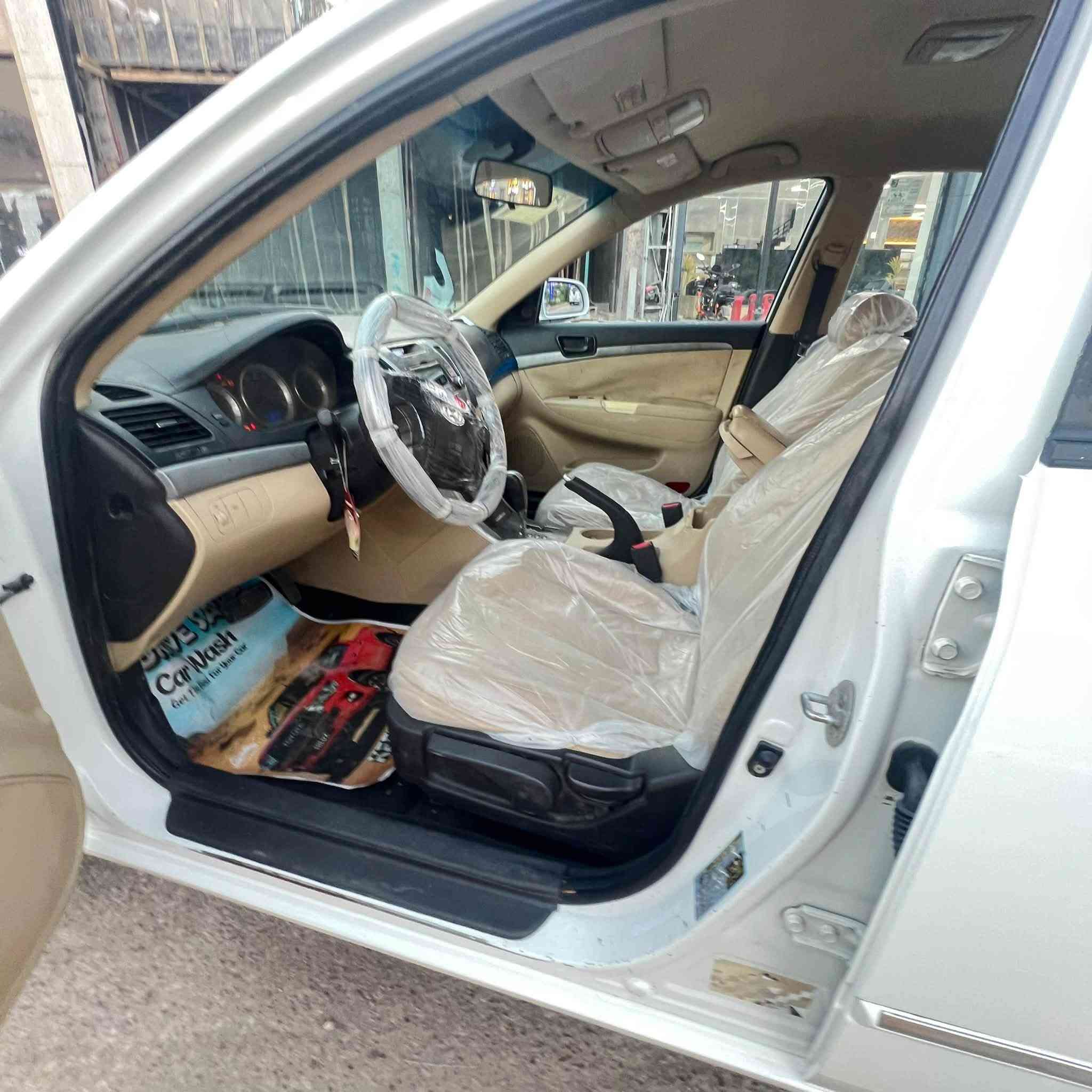 سلام عليكم سوناتا موديل ٢٠٠٩ وارد امريكي بدون حادث شرط السيارة بدون تبديل اي قطعه لون صدفي مكشرة ومصبوغه  شواصي لغود تكم حوض كفاله محرك ٢٤٠٠دوش  محرك كير صدر ويل كب ١٧ذاخل بيجي سياره احله من صور وشر بدون حادث وعندي مقطع قبل صبغ سياره جديده مكان السياره ديالي بعقوبة رقم *********** السعر ٩٨ وبيهه حك اجيه
