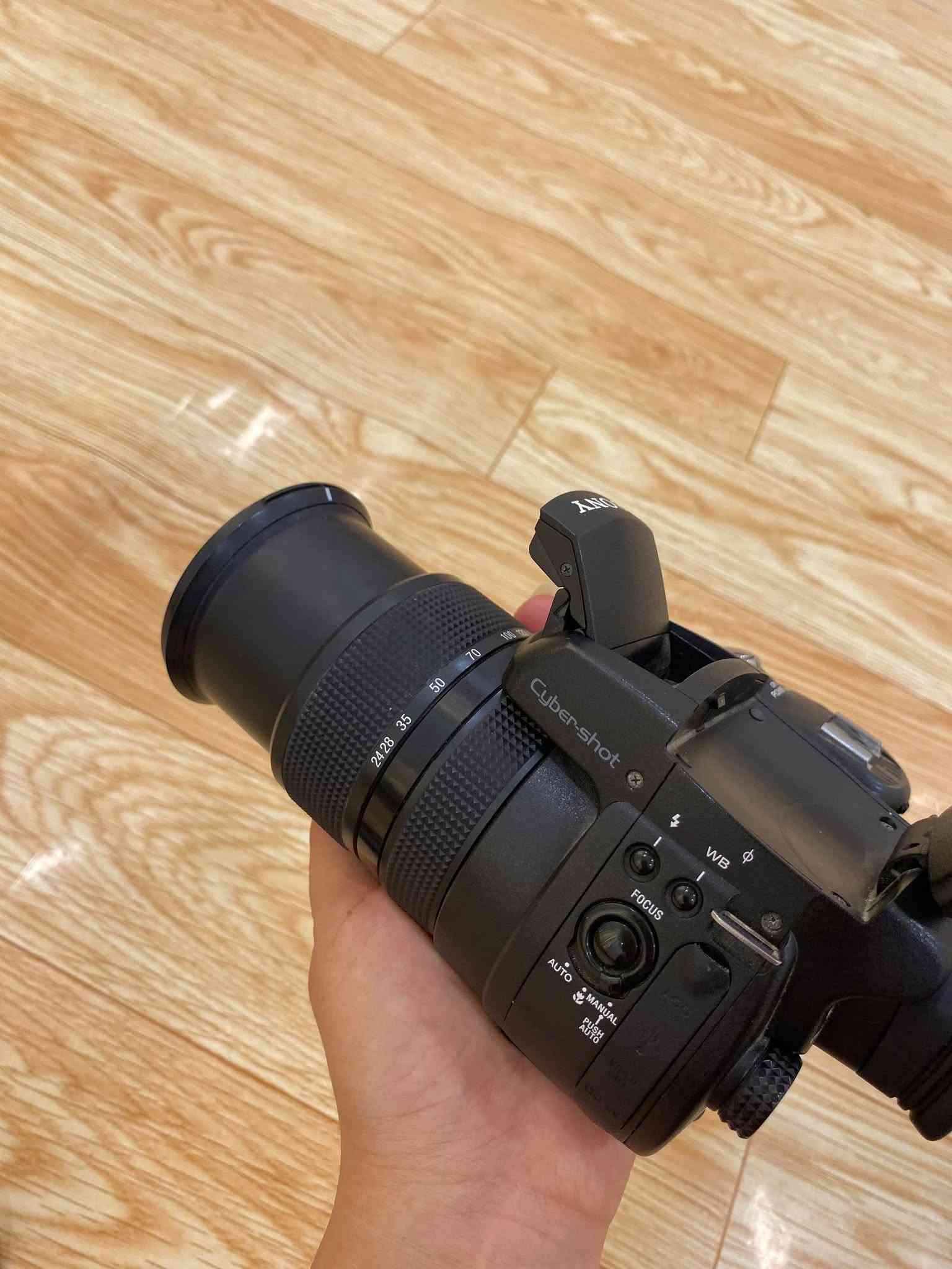 كامرة سوني
سايبر شوت R1 , بدقة صور 10.3 ميكا بكسل و شاشة دوازة ، فديو و صورة ، عدسة كارل سايز زوم 5 مرات 
للي ما يعرفها دقتها عالية جدا تفوق كامرات الاجهزة 
سعر 250
*********** واتساب
