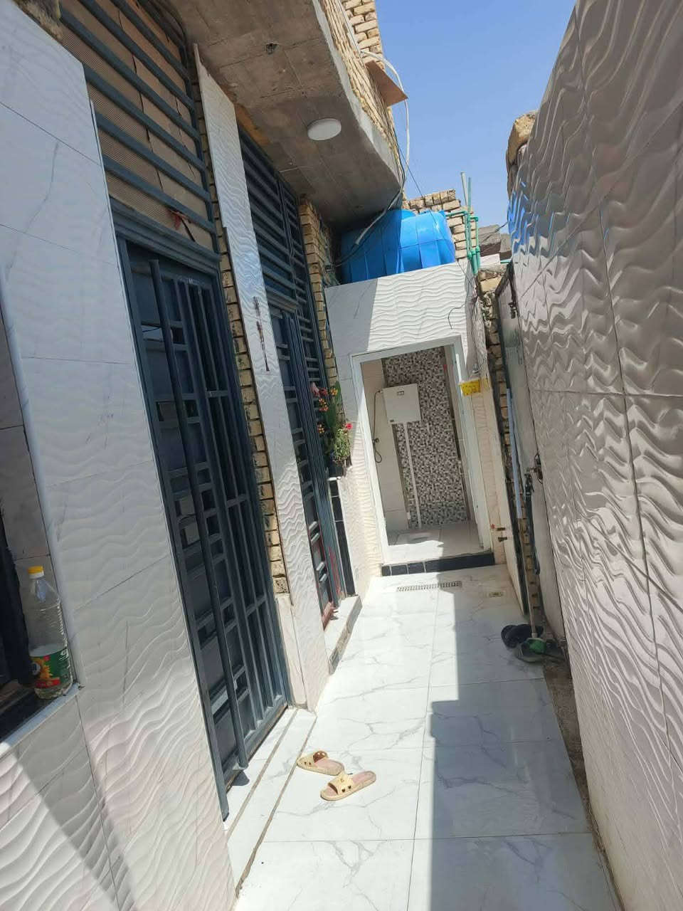 بيت طابو اسهم ركن   للبيع بناء حديث طابوق صب كونكريت شغل درجة اولى فوول مساحة 110 غرفة وصالة وديوانية ومطبخ وحمام داخلي وصحيات خارجية فوك صالة ب المدينة ورا الروف نزلة ثانية خامس بيت عن الروف كلش قريب وخدمات متوفرة كهرباء وماي ومجاري قرب نائب داوود عيدان بيت فوول مواصفات حديث شغل مودرن  السعر 85بي مجال للشراي وتساب ***********
