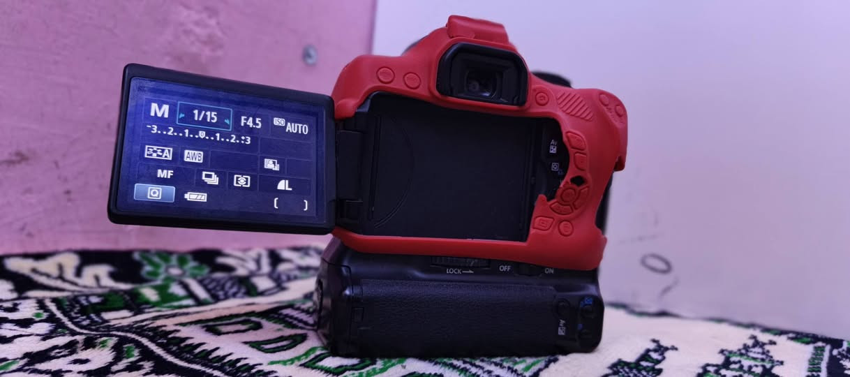 السلام عليكم كاميرا كانون دي 600 تدعم الفلاتر شاشه قلاب يجي وياها بطاريه عدد اثنين وشاحنه نظافته 90% السعر 400 الف وبيها مجال رقم الهاتف ***********
