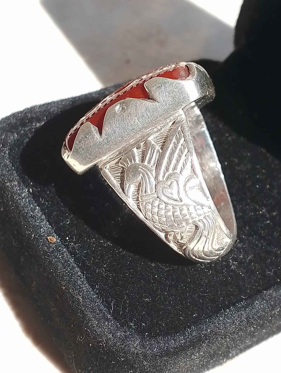 خاتم من العقيق اليماني 💍
صياغه يدويه ثقيله { صياغة الطاووس 🦚 } خط يدوي ✍️ 
🪬( حسبي الله وكفىٰ ) 🪬
الخاتم للبيع او مراوس 
السعر خاص ***********
