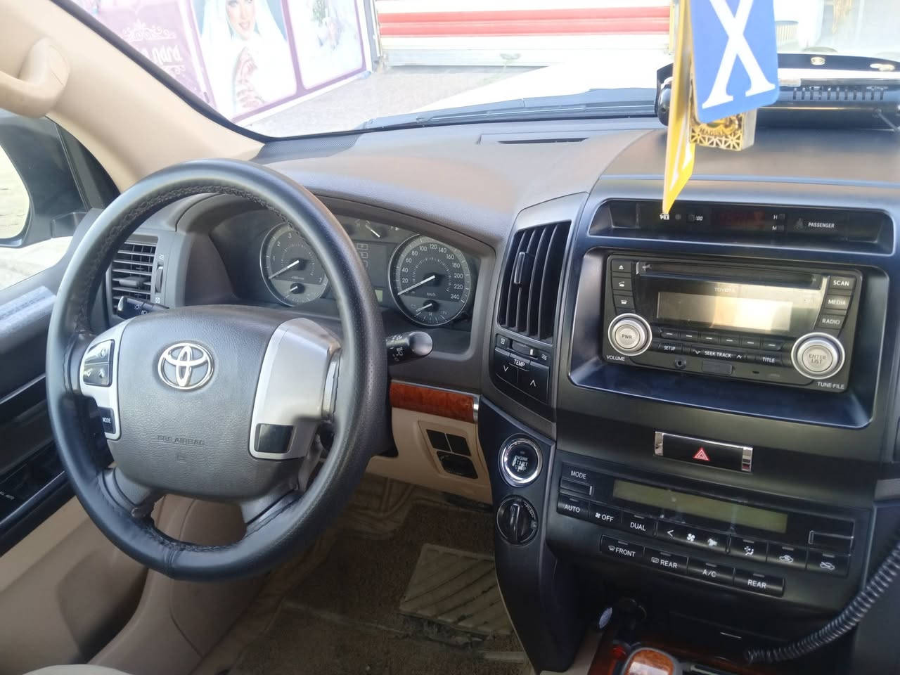 للبيع: تويوتا لاندكروزر (جيهان ) موديل 2013 - قمة في النظافة والفخامة 🚘✨
الموديل: 2013
 الفئة: GXR (جيهان ) - فول مواصفات  
 المسافة المقطوعة: 180 ألف كم
 اللون الخارجي: أبيض صدفي جذاب  
 الداخلية:( قماش ) 
 جداً وبحالة ممتازة  
بيه جنطه بس تبديل 
أبرز المواصفات:
 فتحة سقف  
 دواسات جانبية،
 وسبويلر خلفي  
 حساسات أمامية وخلفية مع كشافات وسلايد كافيه  
 عوارض سقف وحاملات أمتعة  
 محرك وكير بحالة ممتازة، 
تبريد ممتاز، 
والسيارة جاهزة للقيادة بدون أي مصاريف.
 السعر (ثلاث شداد وعشرين ورقة) وفيها مجال للشراي الجاد 
الموقع بغداد المشاهدة 
الرقم الهاتف : 
***********
‏‪***********‬‏
