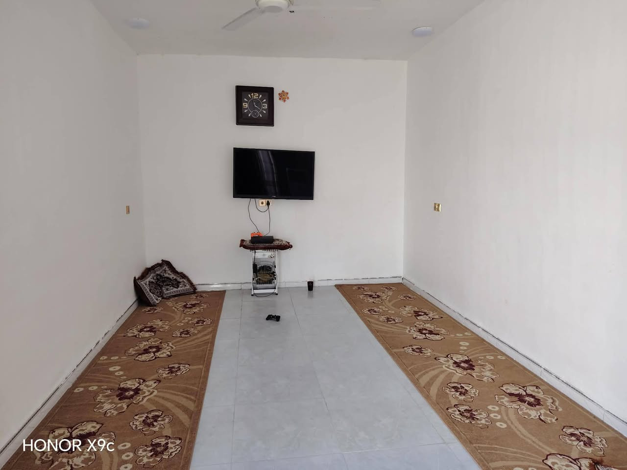 سلام عليكم بيت للبيع بناء جديد مساحه الارض 500 متر
مساحه البناء 200 يتكون من ثلاث خرف نوم مطبخ داخل وخارج صاله حمامات داخل وخارج براني صاله حديقه تتوفر كافه الخدمات ماء كهرباء مولد حي المكان زبيد ،، للاستفسار اكثر اتصل ***********

نص مكتوب في الصور:
- HONOR X9c