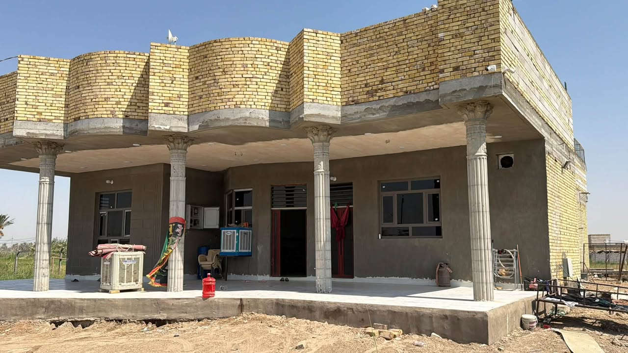 للبيع 4دونم مع بيت يتكون من ٣غرف نوم و٢صالات ومظيف ومطبخ حار وبارد وصحيات خارجيه وداخليه طابوزراعي سند ٢٥ على طريق السنيه جيهت الزوار تنزل تبليط ٣٠٠ متر عن التبليط ٦٠ متر بناء جديد صارله شهر من كمل شغل درجه أوله الها مضخه خاصه من الشط الديوانيه للستفسار تعال خاص اواتصل على الرقام ***********
***********@إشارة
