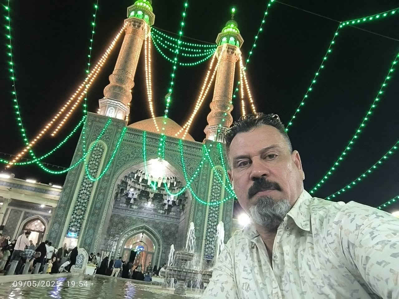 عرض خاص 
على الراغبين بزياره الامام الظامن علي بن موسى الرضا ع والسيده معلومه عن  عن طريق البر 8/18 باص في ايبي
احظار الجوازات نقل سكن مزارات سياحه 175 الف للحجز ***********
