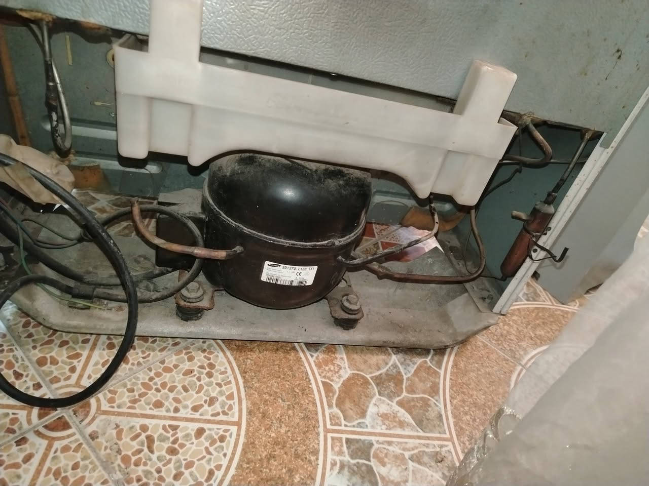 ثلاجه للبيع مستعجل كلش نظيفه سعرها 70الف وبيها مجال تواصل واتساب ***********
