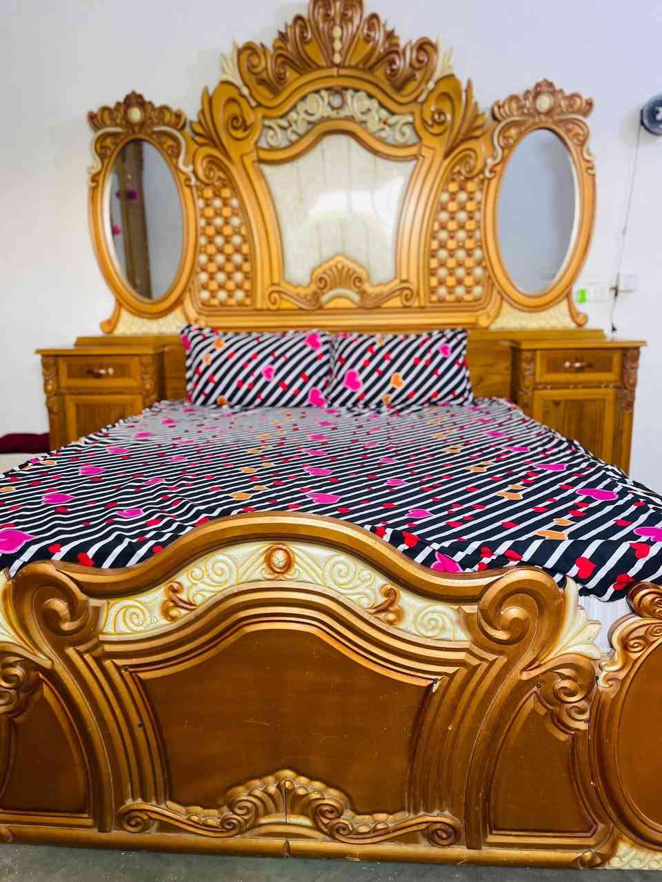 السلام عليكم
غرفه توج حطاطه خشب 5 ملم جديده مستخدم قليل سعرها 
مليون و 300 
للاستفسار ع ***********
