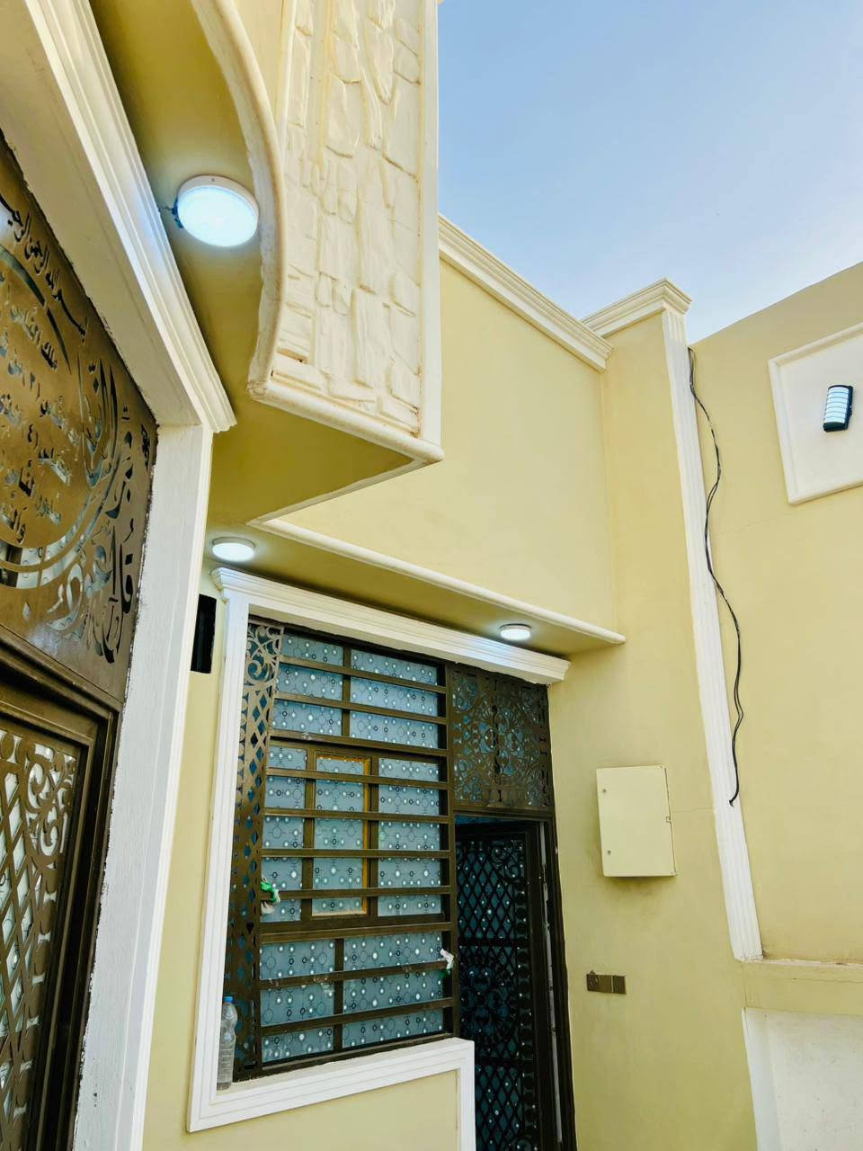 السلام عليكم 
بلاش بلاش  160متر وشارع 20
بيت 160 متر للبيع طابق واحد
شارع كربلاء عمود 110 البيت شارع 20
بناء جديد وخدمات كامله ماي كهرباء تبليط 
البيت مرقم وجاهز 
البيت مرقم من قبل البلدية وبي معاملة تطويب
السعر مناسب 75 
***********
