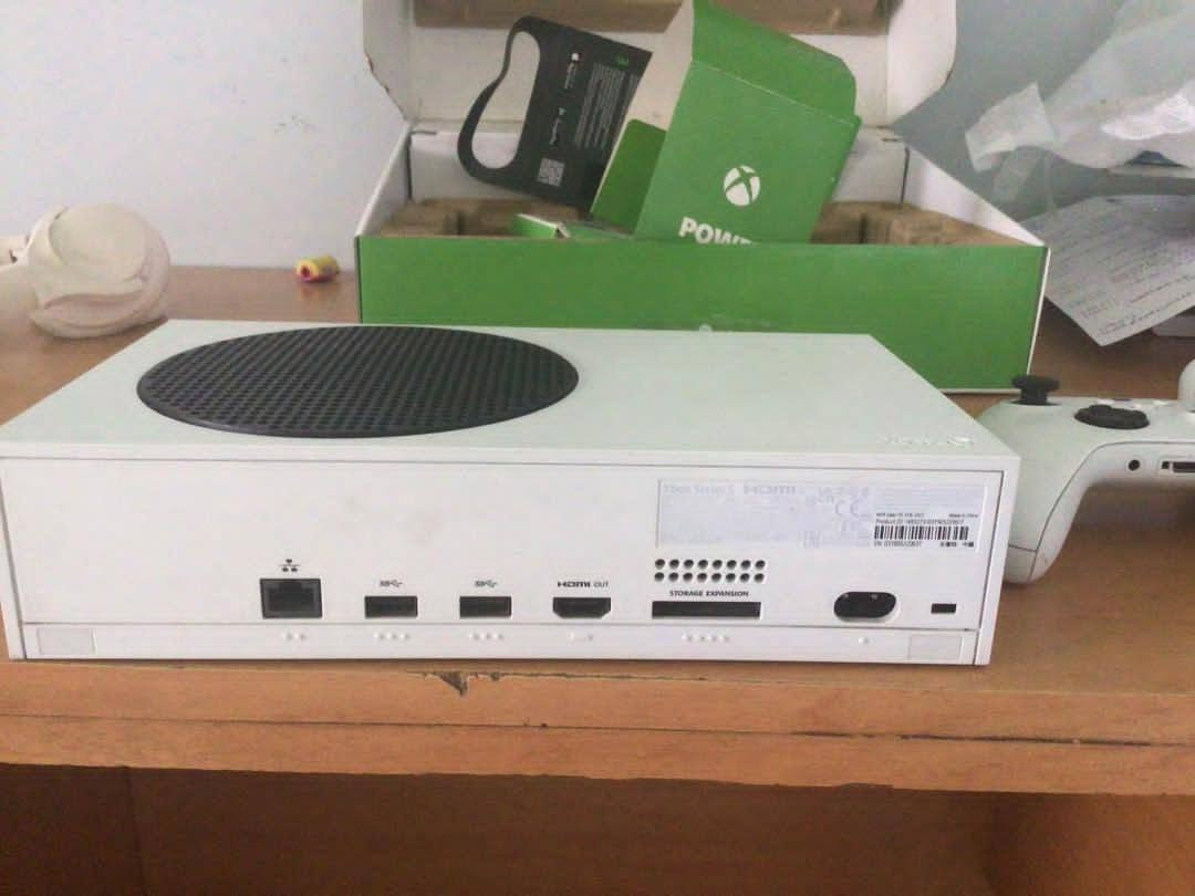 اكسبوكس سيرس اس
🎮 للبيع Xbox Series S – إصدار 2022

جهاز استخدام قليل ونظيف ✅
🔹 الجهاز ما مفتوح ولا متصلّح سابقاً لوك ستكر
🔹 جميع ملحقاته موجودة وياه
🔹 يدتين أصلية عدد 2 🎮
🔹 كيبل الكهرباء + HDMI
🔹 إصدار 2022

💰 السعر 420,000

✅ شرط الفحص والتجربة قبل الشراء

📩 للاستفسار واتساب ***********

#Xbox #XboxSeriesS #اكس_بوكس #اكس_بوكس_سيريس_اس #العراق

نص مكتوب في الصور:
- للبيع Xbox Series S استخدام قليل الجهاز غير مفتوح كافة الملحقات موجودة يدتين أصلي إصدار 2022 شريط الفحص اطلب الآن جهاز نظيف ومحافظ عليه جاهز للعب والاستمتاع جودة أصلية 100% بيع مباشر وآمن