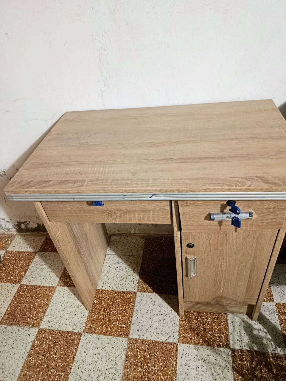 السلام عليكم
للبيع
باترينيه 
ميز 
عارضه جبس 
التواصل ***********

