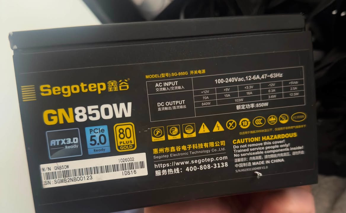⸻
🖥️ Gaming PC قوي ونظيف جداً للبيع 🔥

تجميعة Gaming متوازنة بمعالج i5 الجيل 14 وكرت RTX 4060 8GB — حالة نظيفة واستعمال قليل جداً.

⚙️ المواصفات:

🔹 CPU: Intel Core i5-14400F – 14th Gen
🔹 GPU: ASUS GeForce RTX 4060 – 8GB
🔹 Motherboard: GIGABYTE H610M H V3 DDR4
🔹 RAM: 16GB DDR4 – 3200MHz RGB (2×8GB)
🔹 Storage: Seagate 2TB SATA HDD
🔹 Power Supply: Segotep GN850W – 850W 80+ Gold
🔹 Cooling: AURA 360mm RGB Liquid Cooler – 3 Fans
🔹 Case: Stay Tough
🔹 RGB: 7 مراوح RGB + إضاءة كاملة داخل الكيس

⭐ حالة الجهاز:

✅ مشتراة بتاريخ 12/1/2025
✅ استخدام قليل جداً
✅ الجهاز متوقف عن الاستخدام لفترة طويلة تقريباً 6 أشهر
✅ نظيف جداً ومحافظ عليه
✅ جميع القطع تعمل بصورة طبيعية
✅ الفحص والتجربة متاحة للمشتري الجاد 
� مناسب للألعاب الحديثة، Gaming، الدراسة، العمل، التصميم والاستخدام اليومي
سعر الكيس /1،650،000 السعر قابل للتفاوض بالمعقول عند المعاينة 

ملاحظة: البيع للجهاز الجاد، والفحص والتجربة قبل الشراء متاحان.
📍بغداد /حي الجهاد 
واتس ***********
