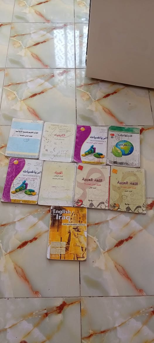 كتب الثاني متوسط والثالث متوسط للبيع الثاني كتاب الرياضيات كتابين خلي سعر معقول
