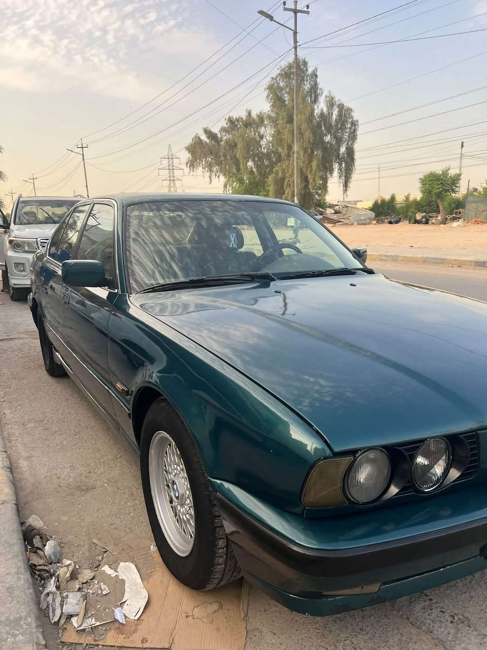 سلام عليكم شباب BMW 525iبجم عريض وارد ياباني موديل ١٩٩٢ كير محرك حدادية وضربة وكهربائيات كلها جدد ومكفولات تخم تايرات جديد وتبريد ثلج رقم انكليزي بابل والسنوية نافذة لل٢٠٣١ رقم صاحب السيارة *********** سعر السيارة 57وبيها مجال
