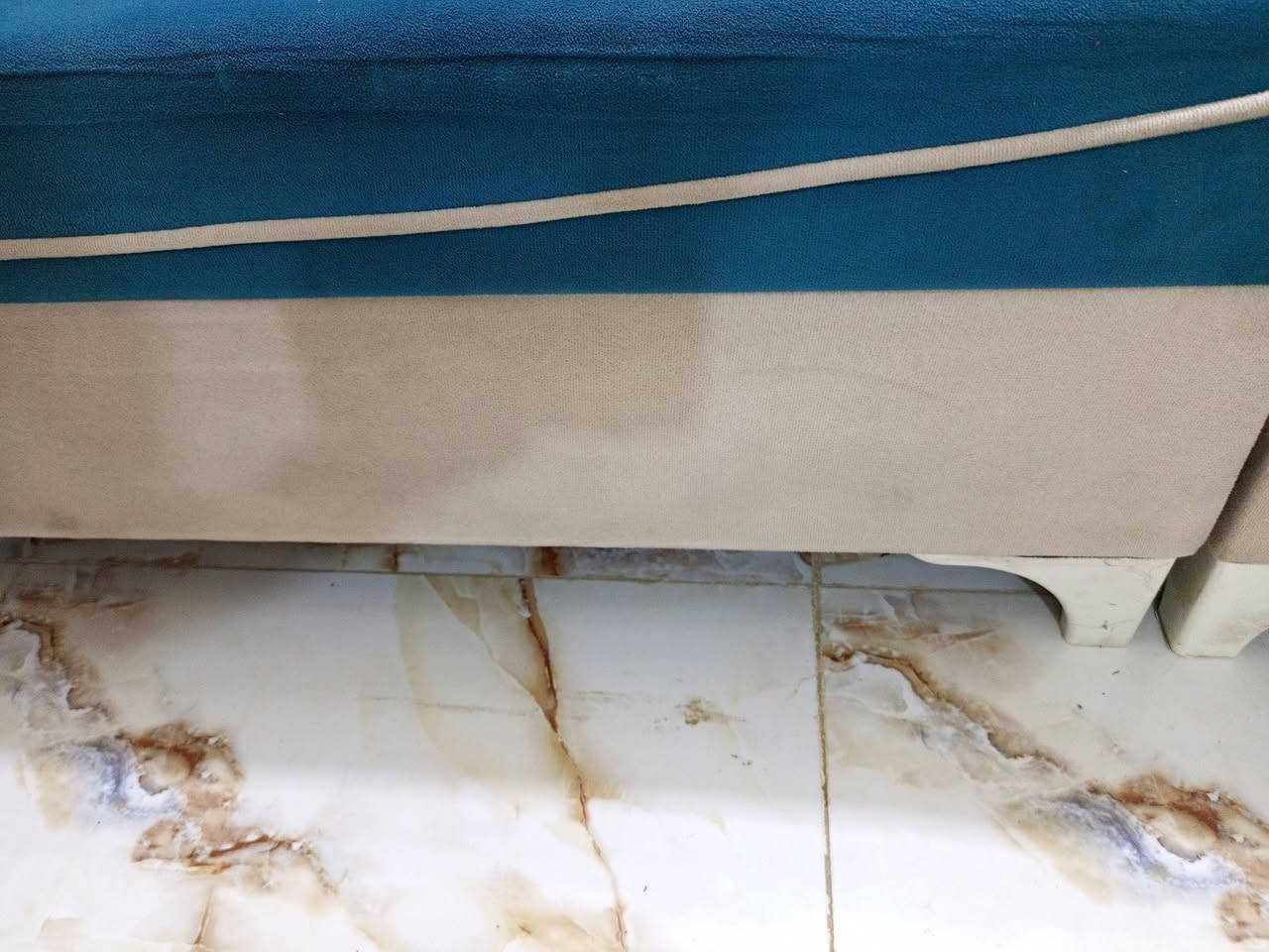 ديوان للبيع جف تراب مابي عيب بالقماش اسفنج بس اكو مقعد واحد شوي خاسف الخشب ماله ابيعه جف تراب
***********
