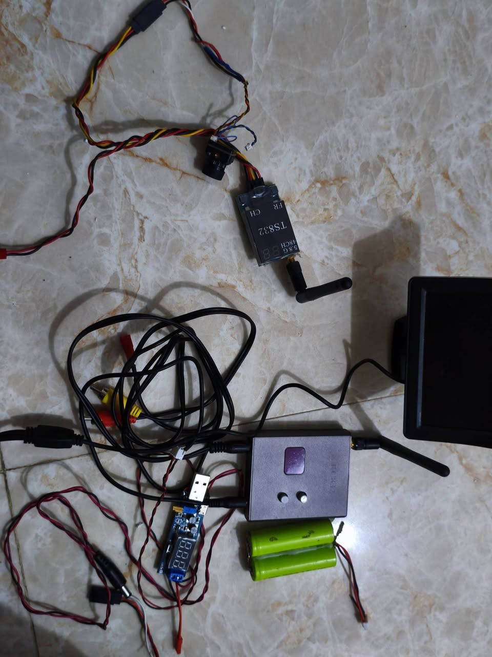 السلام عليكم اخوان اغراض FPV. للبيع تفاصيل جوه كل صوره الاسعار ثابته بدون احراج رجاءً سبب البيع الدراسه 
رقمي ***********
