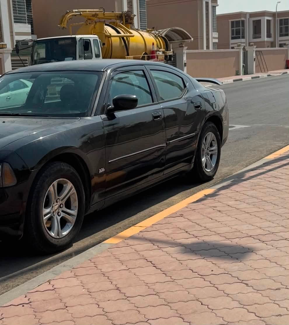 للبيع فقط جارجر 2010 اصل رقم بغداد محرك 3500 اصل جاهزه كل نقص ما بيهه داخله كلين وهنا بيهه بلباب فقط مصبوغ نص الباب ماشيه 157 ما مشتغله خطوط سنويه 2030 السعر 95  مكان بغداد ***********
