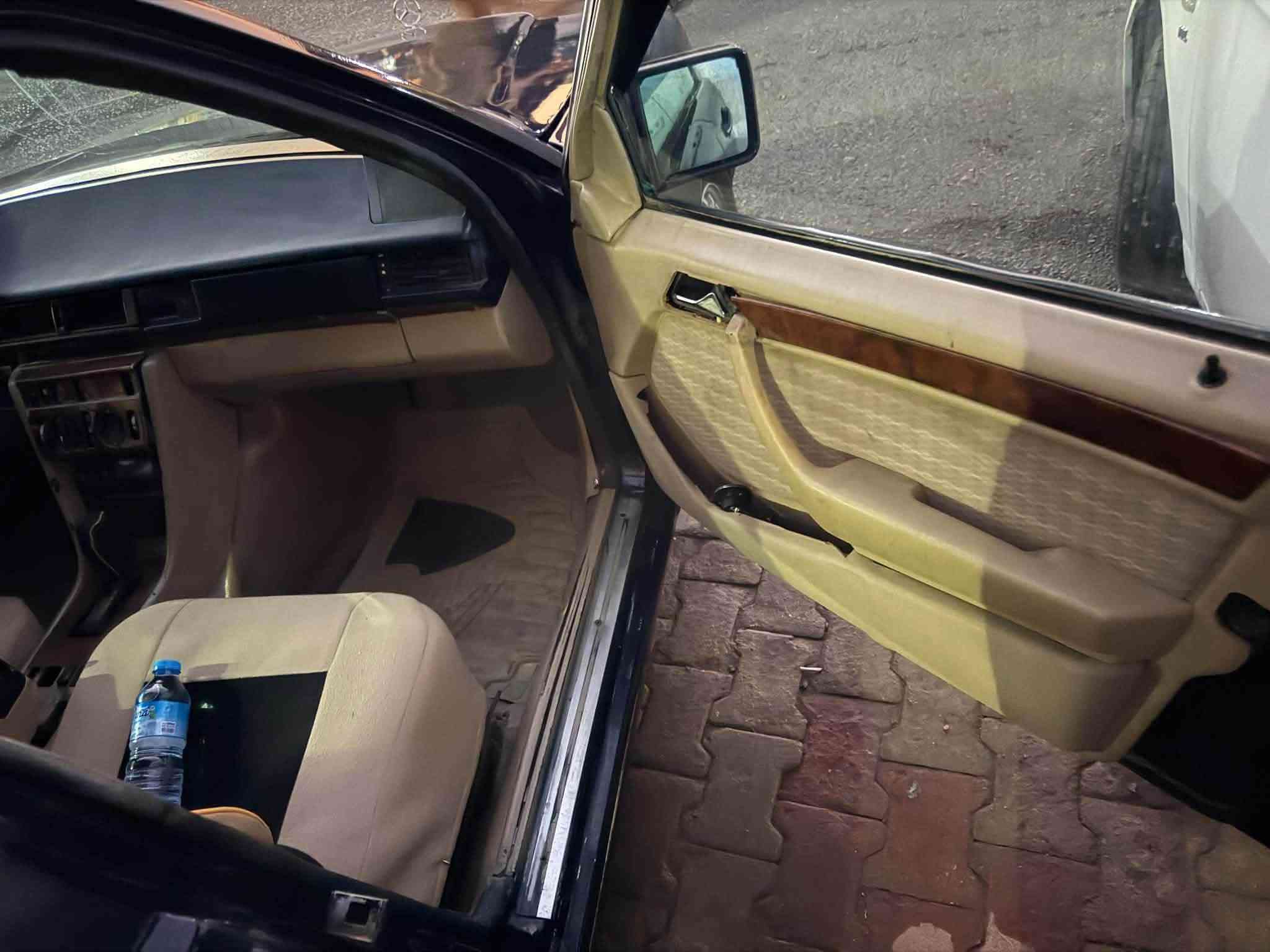 سلام عليكم مارسدس دب موديل ١٩٨٥ السيارة جوم كهرباء فتحة سقف كير محرك اكسل صدر كهربائيات كلها شرط رقم بغداد دولي رقم وسنوية وهزة جديد تحويل مباشر السيارة بيها ضربة بل جامرلغ الغلفي صفحة السكن فقط بطاين بوب نضيفة بدون عيب دوشمة جديدة صدر عريانة جدد السيارة جاهزة للبيع 42 ورقة العنوان كركوك كركوك, العراق

