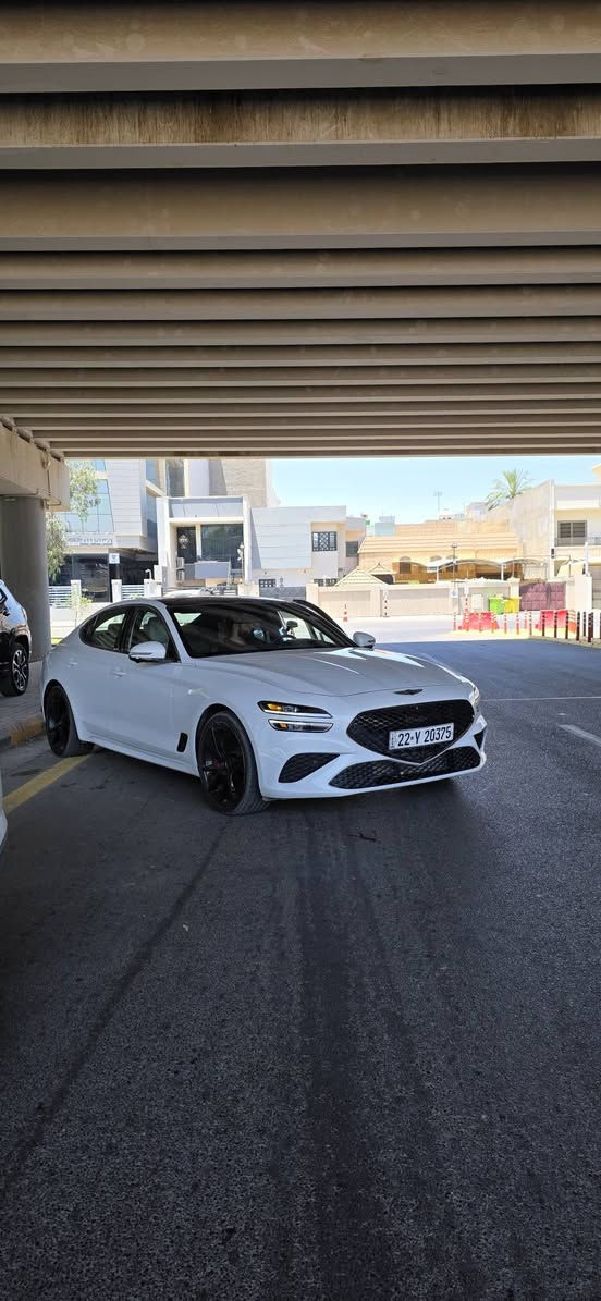 🏁 للبيع: جينيسيس G70 - فئة Sport Prestige (فل كامل) 2023
سيارة تجمع بين الفخامة المطلقة والأداء الرياضي الجبّار، تتميز فئة سبورت برستيج بأعلى المواصفات التقنية والجمالية من شركة جينيسيس.
⚙️ المواصفات الفنية والأداء:
 * المحرك: 3.3L V6 Twin-Turbo (توين تيربو) يولد قوة 365 حصان.
 * ناقل الحركة: أوتوماتيك 8 سرعات مع تبديل من المقود (Paddle Shifters).
 * نظام الدفع: (خلفي RWD).
 * المكابح: نظام Brembo عالي الأداء بصبغات حمراء رياضية.
 * نظام التعليق: تعليق إلكتروني متكيف لتوفير راحة قصوى أو ثبات رياضي.
🛋️ المقصورة والرفاهية:
 * المقاعد الجلدية (Nappa Leather): مقاعد من جلد النابا الطبيعي مع تطريز "الماس" (Quilted) الفاخر، الذي يعطي مظهراً كلاسيكياً ورياضياً في آن واحد.
 * بطانة السقف (Suede Headliner): سقف السيارة الداخلي والجوانب مغطاة بجلد "السويد" (الشمواه) الناعم، مما يمنح إحساساً بالفخامة العالية.
 * التدفئة والتبريد: مقاعد أمامية مزودة بخاصية التبريد (Ventilation) والتدفئة، مع نظام تدفئة للمقود أيضاً.
 * نظام الذاكرة الذكي (IMS): حفظ وضعيات الجلوس للسائق، مع تعديل كهربائي للمقعد في 16 اتجاه لضمان الراحة التامة.
 * لوحة العدادات الرقمية (3D Cluster): شاشة عدادات مقاس 12.3 بوصة تعرض المعلومات بتقنية ثلاثية الأبعاد فريدة تتغير حسب وضعية القيادة (Sport, Eco, Comfort).
 * الديكورات الداخلية: لمسات من الألومنيوم الحقيقي (Spin-brushed Aluminum) على الكونسول الوسطي والأبواب لتعزيز الطابع الرياضي.
 * العزل الصوتي: زجاج أمامي وجانبي مزدوج (Acoustic Laminated Glass) لتوفير هدوء تام داخل المقصورة وعزل الضوضاء الخارجية والرياح.
 * نظام تكييف ذكي: تكييف أوتوماتيكي مزدوج المناطق مع مستشعر لنسبة ثاني أكسيد الكربون لضمان نقاء الهواء داخل السيارة.
 * النظام الصوتي: Lexicon Premium بـ 15 سماعة لتجربة صوتية محيطية.
 * الشاشات: شاشة ملاحة مقاس 10.25 بوصة مع لوحة عدادات رقمية ثلاثية الأبعاد (3D Cluster).
 * التقنيات: ، وشحن لاسلكي للهاتف.
 * السقف: فتحة سقف واسعة.
🛡️ الأمان والأنظمة المساعدة:
 * نظام الرؤية المحيطية (كاميرات 360 درجة).
 * رادار تحديد المسار، ونظام منع التصادم الأمامي، ونقاط عمياء تظهر في العدادات.
 * نظام تثبيت السرعة الذكي (Smart Cruise Control).
📋 تفاصيل السيارة الحالية:
 * اللون الخارجي: [ أبيض]
 * اللون الداخلي: [بيجي]
 * الممشى: [ا38000K/M]
 * حالة الضرر: [ضرر السيارة الاساسي دبلات السيارة الصدر + الويل +جاملغ امامي جهة السائق]
تم تصليح الصدر وتبديل تخم ويل بلادي قياس 19 تو سايز+تخم تايرات جديد نوع اطلس 
النواقص (كامرة امامية + رادار امامي)
📞 للتواصل والاستفسار: [***********]
📍 الموقع: [بغداد] بغداد, العراق

