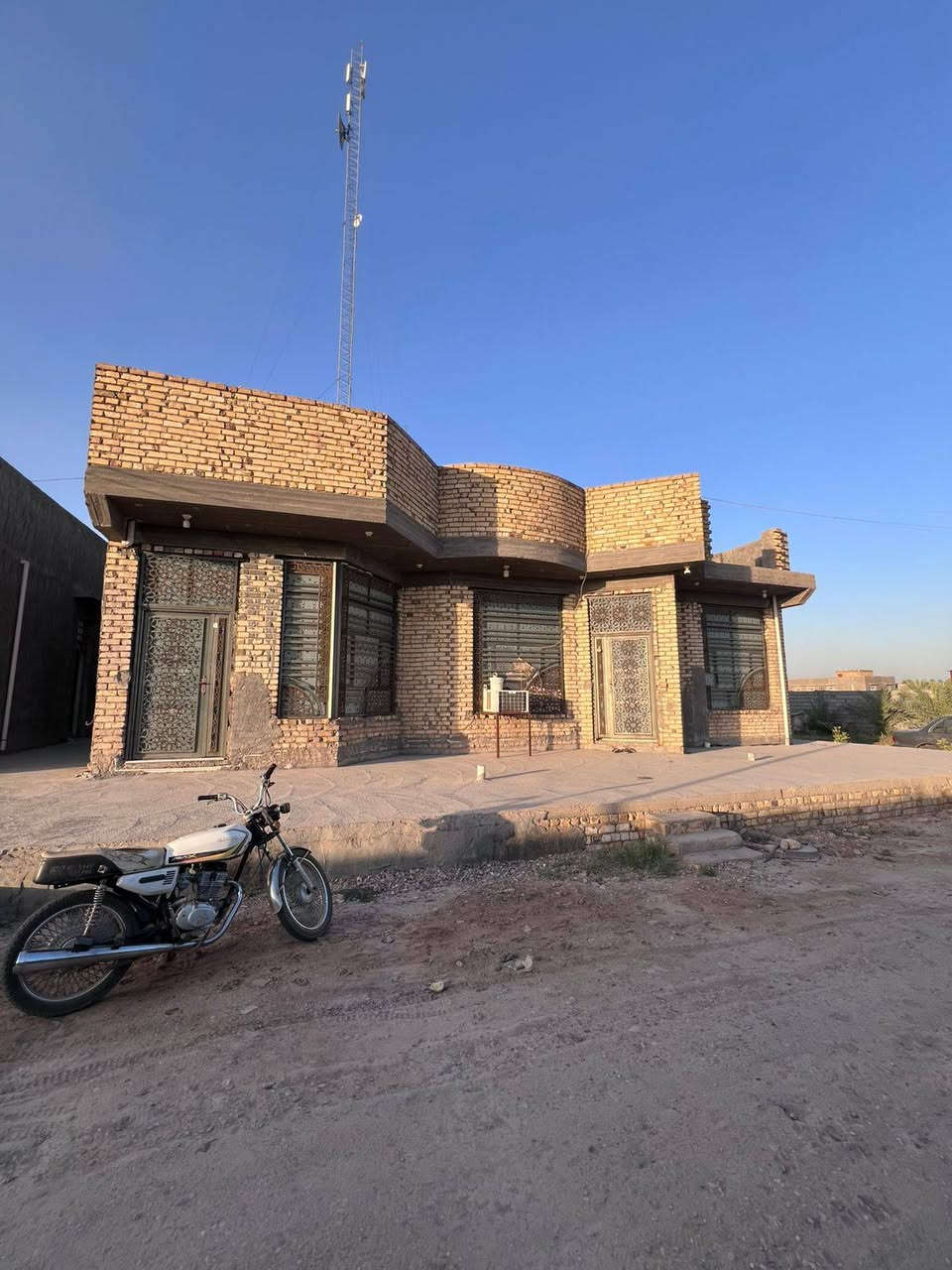 سلام عليكم بيوت لبيع بداخل دونم 2500 متر عل طريق العلويه شريفه بنت الحسن ع من جه ساده ابو خطه طابوا زراعي سند 25 كافه الخدمات متواجده فيه وايضا محلات ينشأ عليه عل شارع عام للستفسار اتصال عل رقم *********** و*********** السعر خاص
داخل بيوت ارضيه مرمر وسرايمك هندي درجه الأولى
