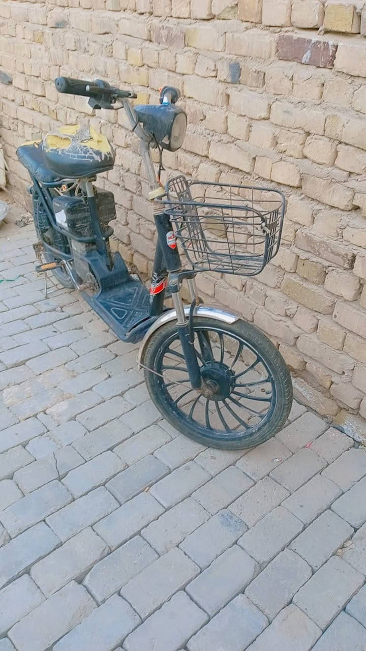 سلام عليكم عندي دراجة شحن بغداد حجم 20 بطاريات منفوخه واحده واكفه عدد ربعه
ضفيره مقطوعه من فيش مثل ما واضح بصوره سويج ضايع شاحنه موجود ه
تايرات نضيفه  زوج وياله نضيف هيكل نضيف لاكسر
سعر 50 تصل على هذا الرقم ***********

