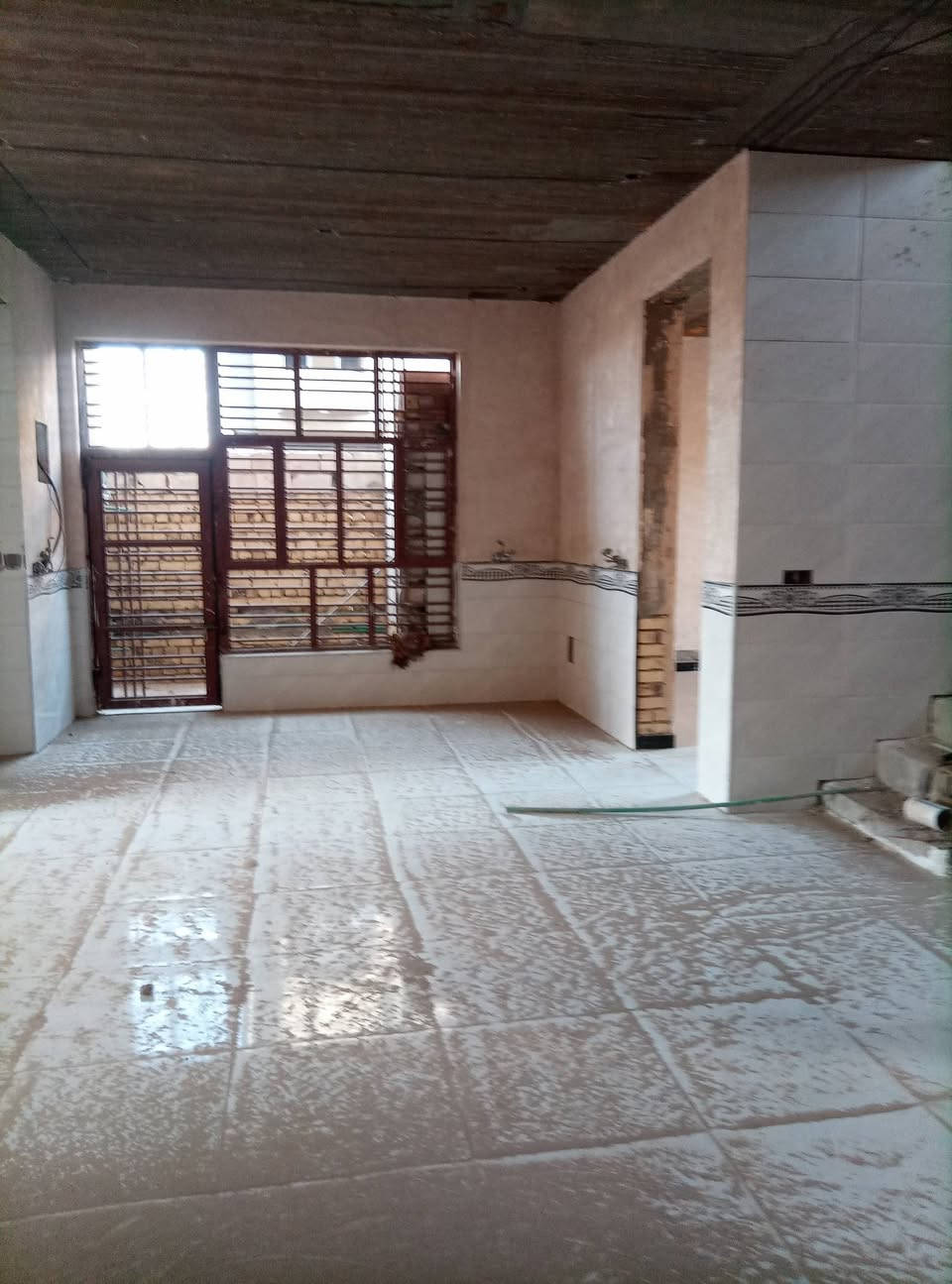 السلام عليكم بيت للبيع طابو زراعي المساحه 400متر يتكون من غرفتين نوم 5*4وحده نظام سويت استقبال 5*7مطبخ 5*4مجمع صحيات صالتين الطابق الاول كامل بس لبخ بورك  الطابق الثاني غير منجز يتكون من ثلاث غرف اثنين سويت وصاله العنوان حي الحوراء شارع ١٤ متر شا رع عامر المنصوري للاستفسار اكثر الاتصال على الرقم ***********
