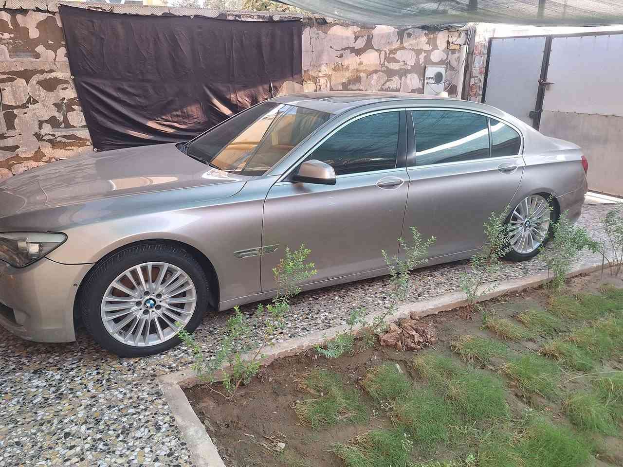سلام عليكم سياره بي ام دبليو موديل ٢٠١٢ حجم ٧٥٠ توين تيربو سياره ادوات جديده معنا الكلمه مكفوله من كصه وسرقه وعشاير مكانه حله السعر ٨٥ وبيه مجال ***********
