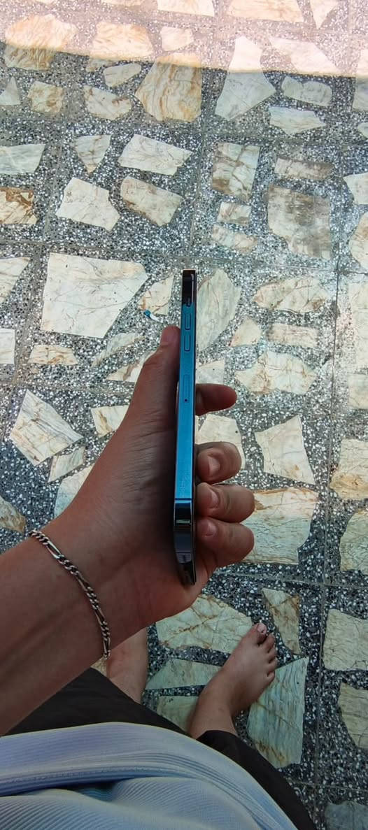 للبيع iPhone 12 Pro Max كفالة- (نيلي)
اللون: نيلي
السعة: 128GB /بطاريه 77 ½
نسخه الشرق الأوسط
مع الكارتونه الاصلية المطابقه ونظيف جداً مامبدل أي قطعة، والجهاز بحالة ممتازة
السعر: 470 بي مجال 
الموقع: بغداد -البلديات
ما للتواصل:***********
