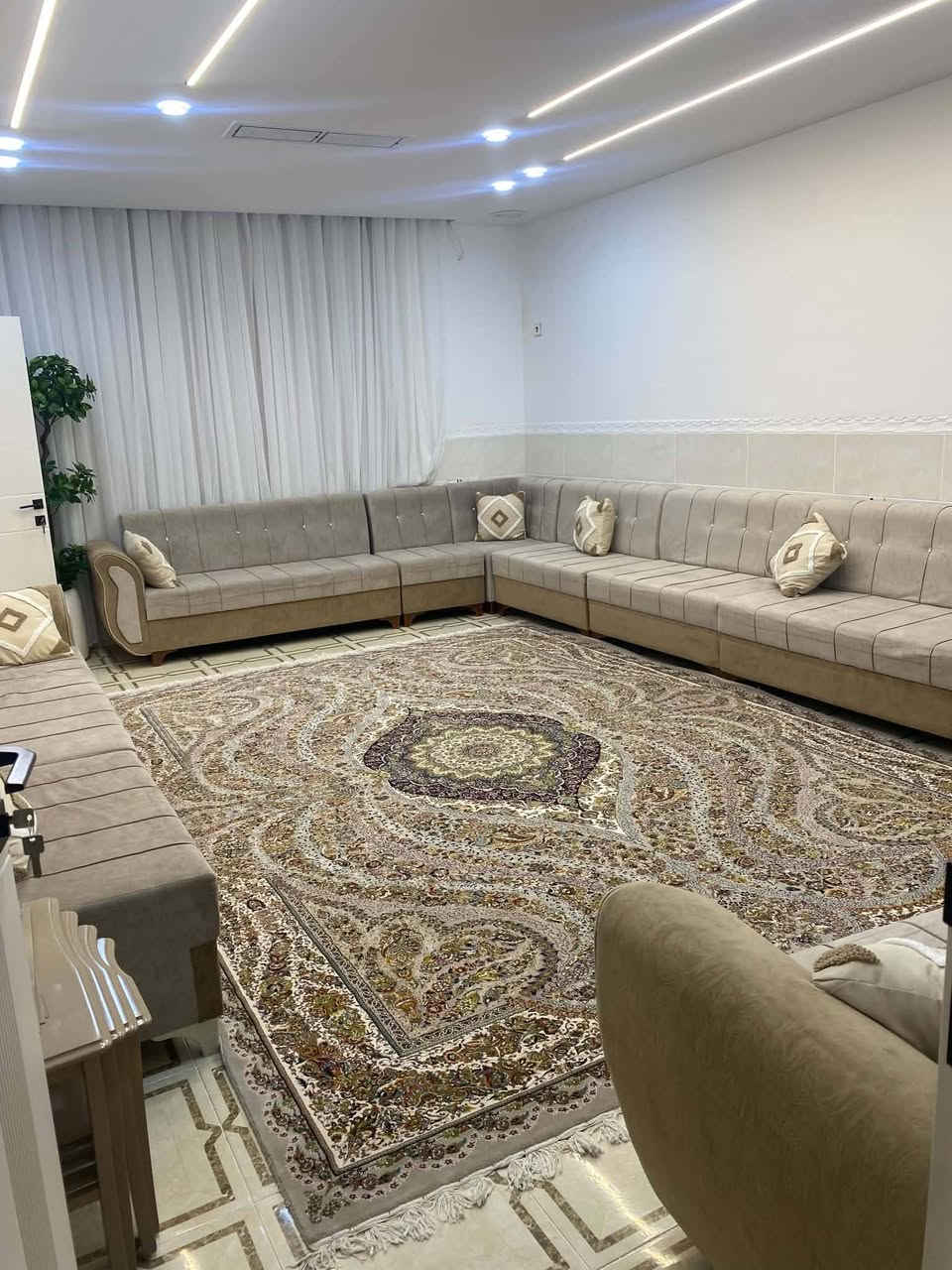 ئەم قە نە فە یە بوفروشتن دووتاقم ونیوە تازە وبیعەیب
نرخی  350 هه زار 
*********** ژت

