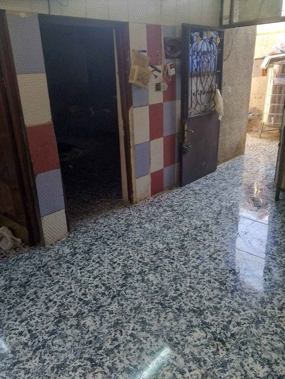 السلام عليكم بيت بحي البتول الزراعي قريب على التبليط مساحة البيت 100م مربع يحتوي على 2غرف وحدة جوة او وحدة فوك صالة استقبال محل صحيات داخلية خارجية السعر 50 وبي مجال للشراي ***********
