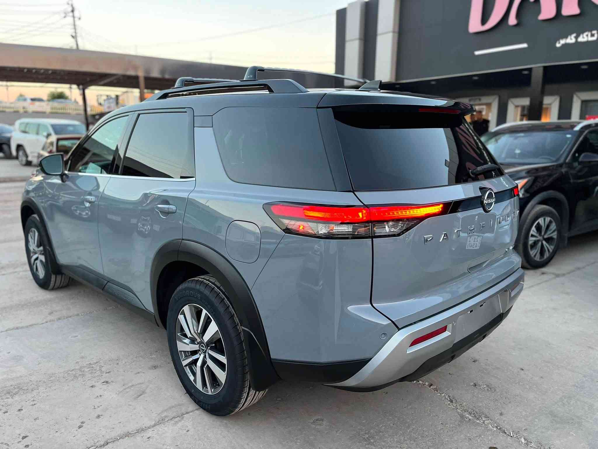سلام عليكم
Nissan Pathfinder SL 4WD 
2024 
حادث بس دعامي أمامي 
راديتر بلادي مو بدل 
فقط مكانين تعديل بيها 
بدون صبغ و بدون بدل قطع 
مواصفات 
رادار أمامي و خلفي 
حساس خلفي 
٥ كاميرا ٣٦٠ درجة 
شاشة كبير 
كشن كهربائي و تدفئة 
تبريد مركزي باب بردة 
٧ راكب
٧٣ الف ماشي 
كير محرك كهربائي كل بشرط فحس 
بدون نقص 
سيارة رقم كاتي 
سعر ٢٤٧ ورقة 
مكان سليمانية 
***********

نص مكتوب في الصور:
- ***********