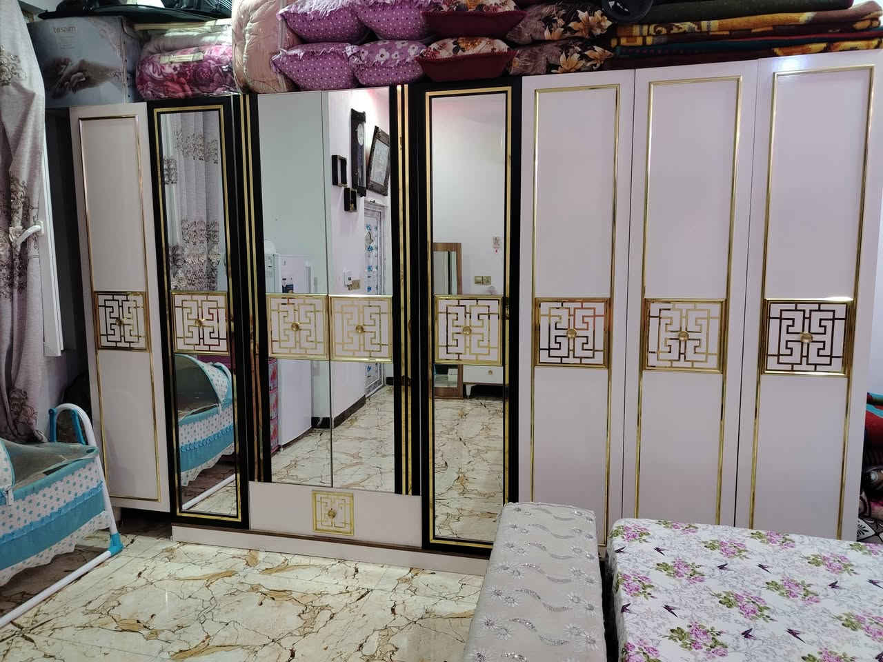 السلام عليكم غرفة نوم للبيع نظيفة استخدامها عام ونصف سعرها 500 وبيها مجال للاستفسار ***********
