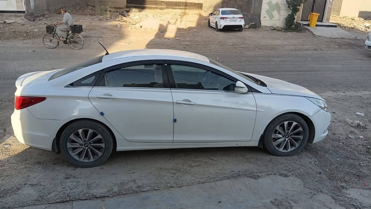 سوناتا للبيع 
خليجيه و السنويه ب اسمي
مواصفات ومميزات عليه تخم تاير و باتري جديد و تبيردها خير من الله مكفوله كير محرك و السونار موجود صبغ فقط البنيد 
السعر 115$ التواصل : ***********
