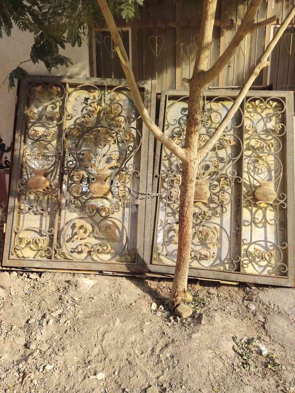 باب مدخل • عرض ٢٫٥م • ارتفاع ٢م