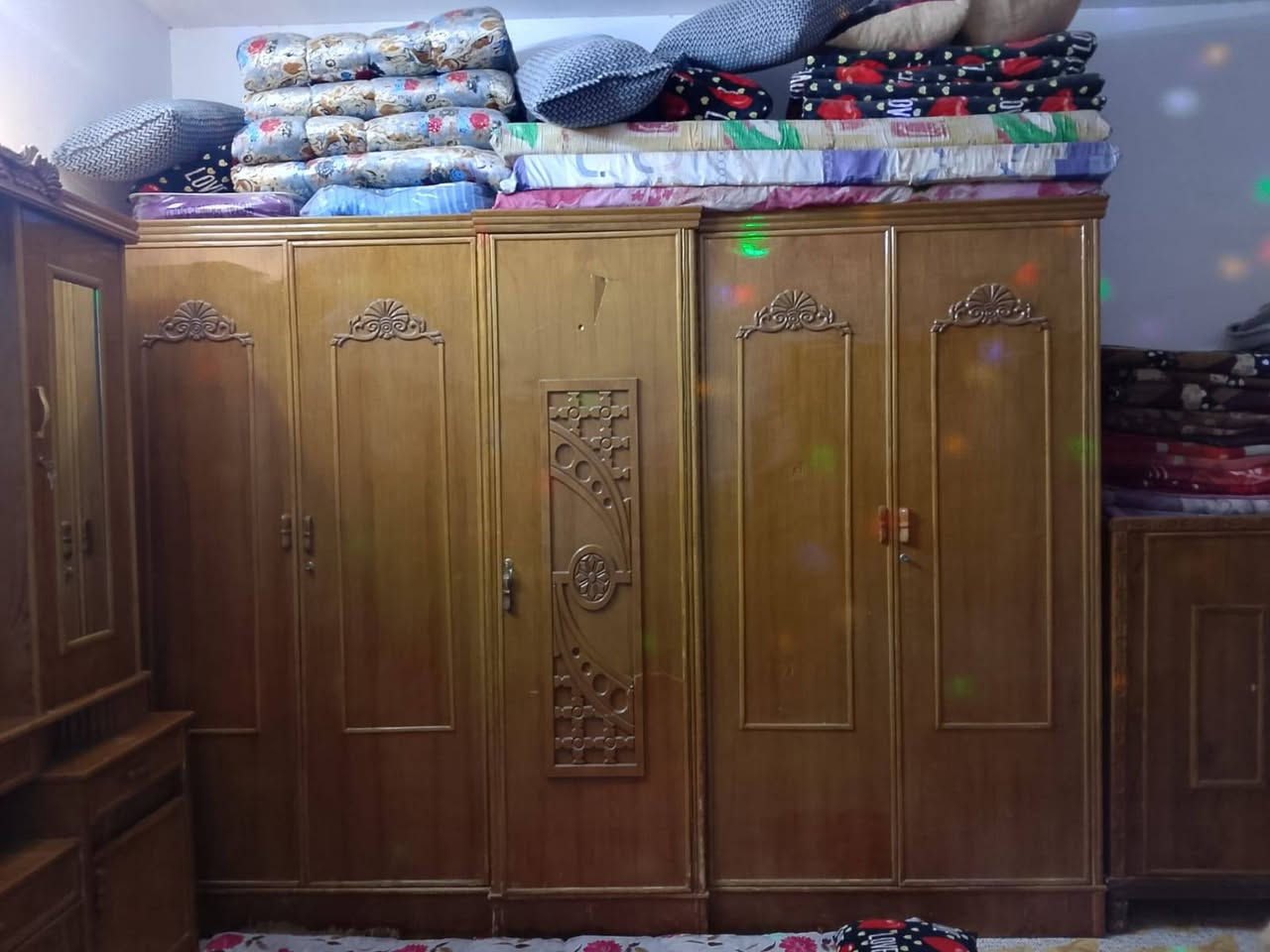 للبيع غرفه نوم نجاره درجة اولى .. 5 بيبان كامله ونضيفه بيه شويه ملاحضات .. سعر خاص . واتساب ***********
