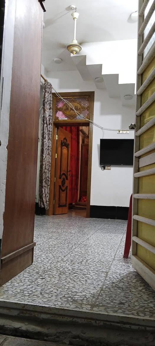 دار للبيع في كربلاء الجمعية باب طويريج 65 متر
سند العقار طابو زراعي صرف سند 25 تحويل مباشر 
يحتوي على شقق عدد 2 كل شقه مفصولة تماماً عن الثانيه
يبعد 400 متر عن باب طويريج و700 متر عن مدخل الامامين عليهم السلام
كل شقه تحتوي على غرفة سويت وصالة ومطبخ وحمام مع الاثاث 
يمكن بيع شقة واحده فقط 
للتواصل والاستفسار : 
‏‪***********‬‏
***********
