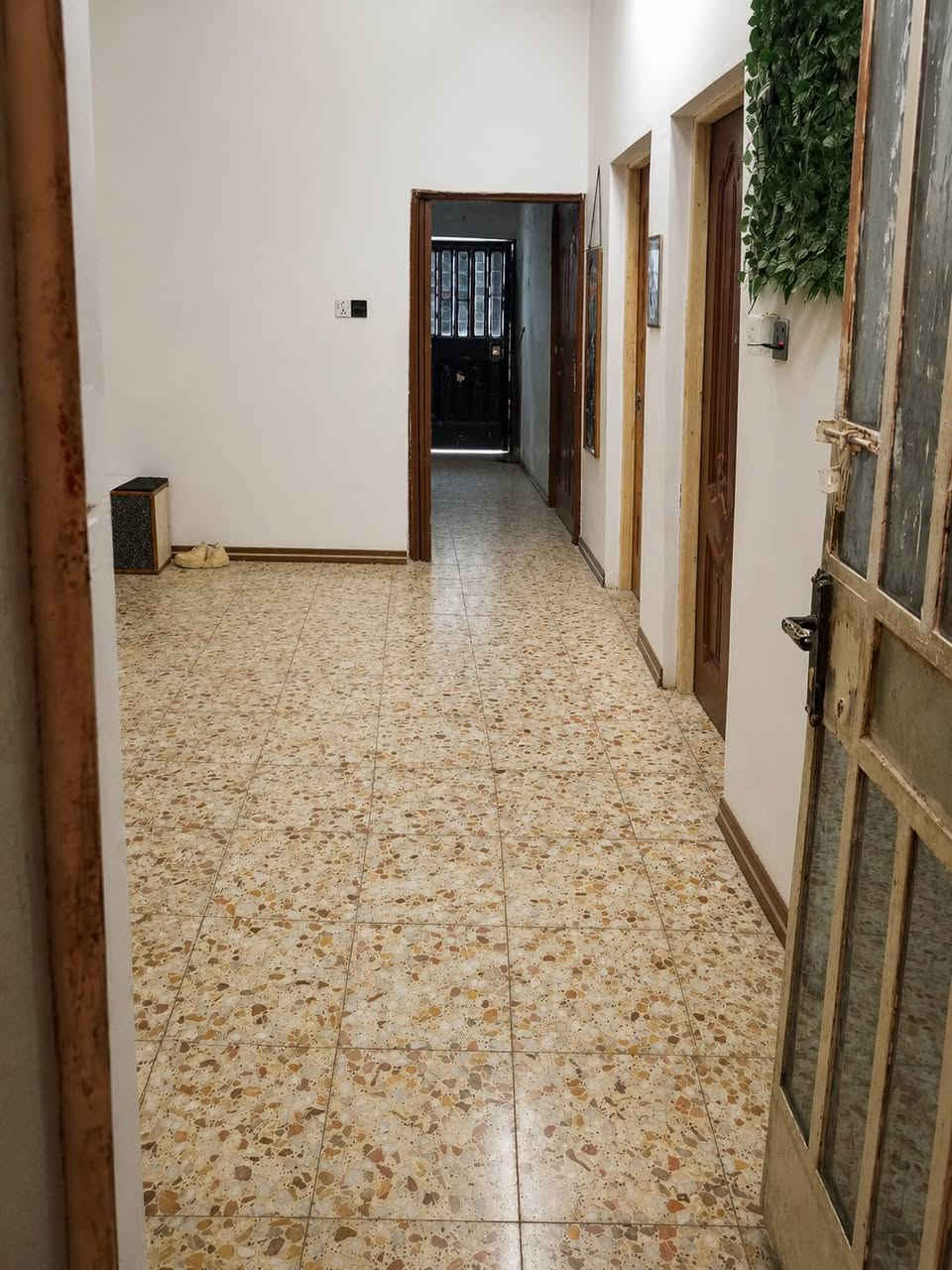 يوجد بيت للبيع مدخلين باب على شارع الحسينيه وباب ع شارع المصرف ركن يحتو من غرفتين هول

ومضيف وحوش عل جهتين وصحيات 

ع جهتين وحمام داخل البيت مساحه 

فوگ m200 قريب ع سوگ كلش? 

عرصه روح طوب مباشره i  
لان ممطوبته
لحد الان 
 {للأستفسار  تصل 
***********
