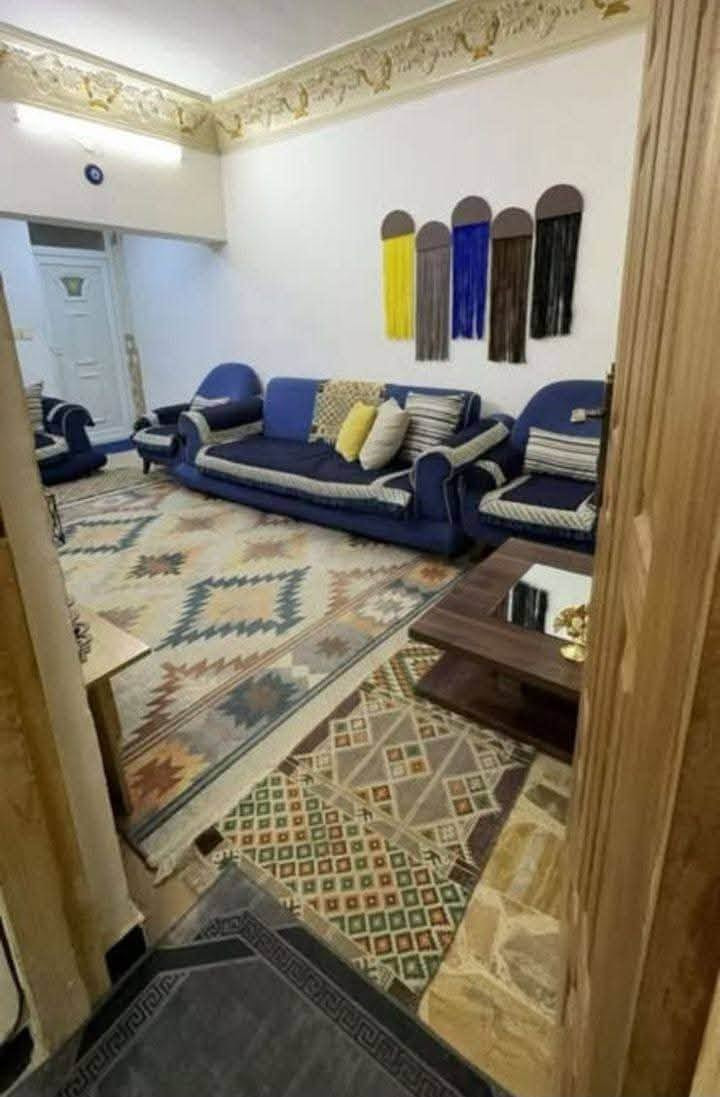 بيت للبيع  120 متر طابقين بسعر 270بي مجال الواجهه 6 والنزال 20 بناء حديث الطابق الارضي 3 حمامات +صالةوحمام سويت+مطبخ+غرفة نوم وحمام سويت+حوش الطابق الثاني 4 غرف نوم+.  بلكونه سطح 
العنوان بغداد الكرخ حي الاعلام شارع البدالة قرب مدرسة العقيده هاتف ☎️ ***********
