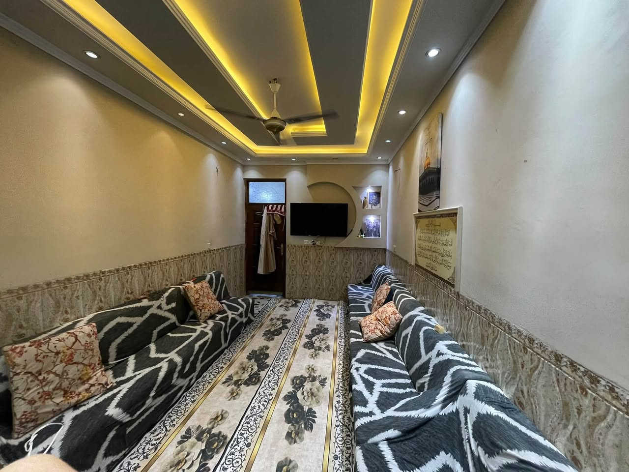 السلام عليكم ورحمة الله بيت للبيع المساحه 100م النزال 20 المكان بغداد البلديات تقاطع الكهرباء الطابق الارضي كراج استقبال صالة كبيرة غرفة نوم الطابق الثاني غرفة عدد 2 مع صالة كبيرة والصحيات 
السعر 200 وبي مجال 
***********
