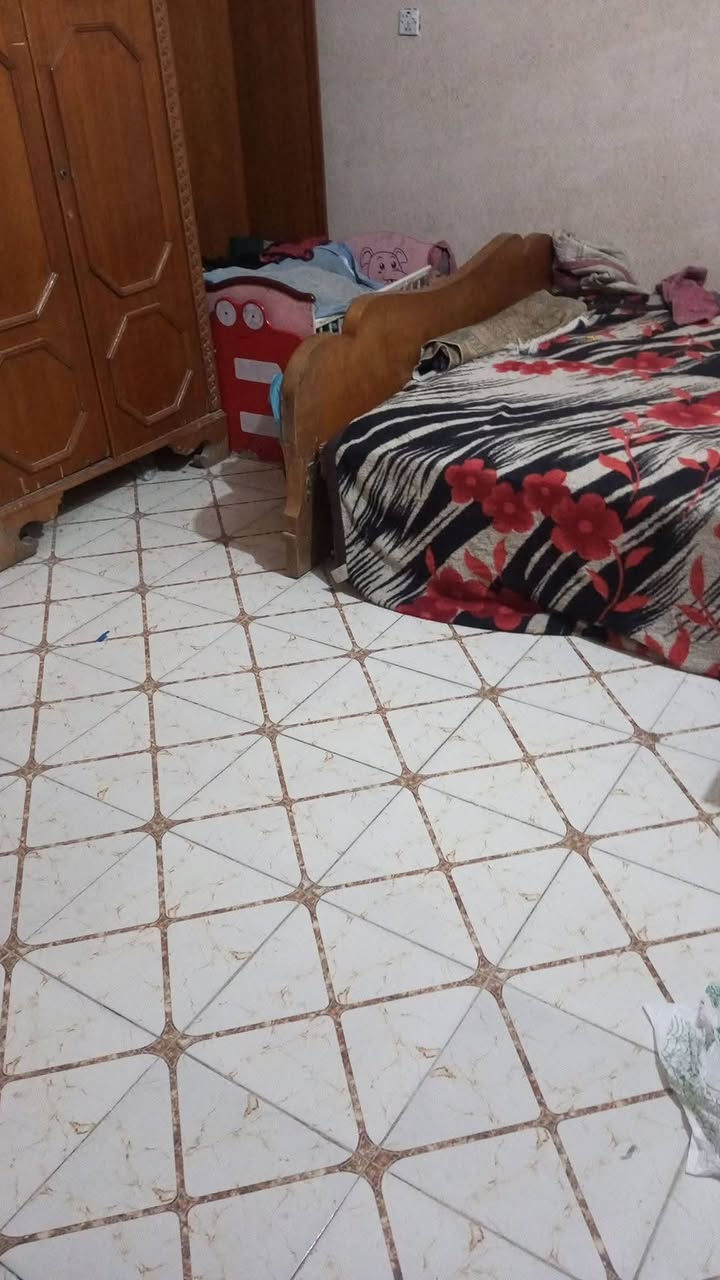 سلام عليكم عندي بيت للبيع مساحه 60مترطابو زراعي سند 25 يحتوي على غرفه وصاله ومطبخ واستقبال وصحيات بناء بيت بلوك أساس بيت صب كونكريت وسكف بيت كونكريت البيت مشترك بس أساس بيت كامل عايزسقوف ثانويه بيتونه مامبني  جاهزبورك سيراميك ارضيات وجدار عنوان براكيه مقابل جامع الخزاعل للبيع  سعر 15وبي مجال للاستفسار على رقم ***********
